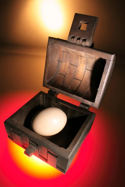 Яйцо Деревянном Сундуке — стоковое фото