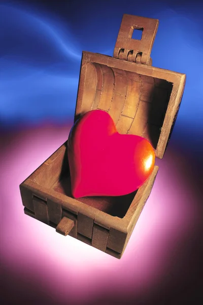 Κόκκινη Καρδιά Αγάπης Στο Ξύλινο Στήθος — Φωτογραφία Αρχείου