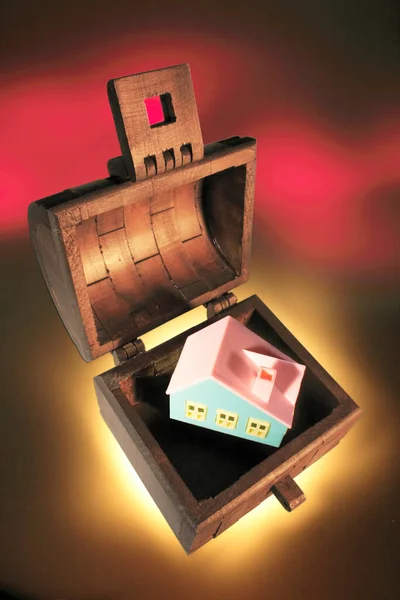 Tahta Sandıktaki Oyuncak Evi Sıcak Bir Arka Planda — Stok fotoğraf
