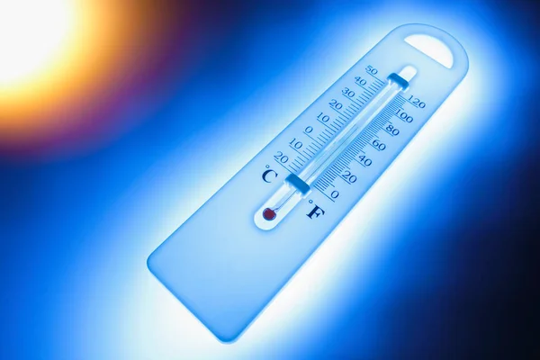 Thermometer Auf Blauem Hintergrund — Stockfoto