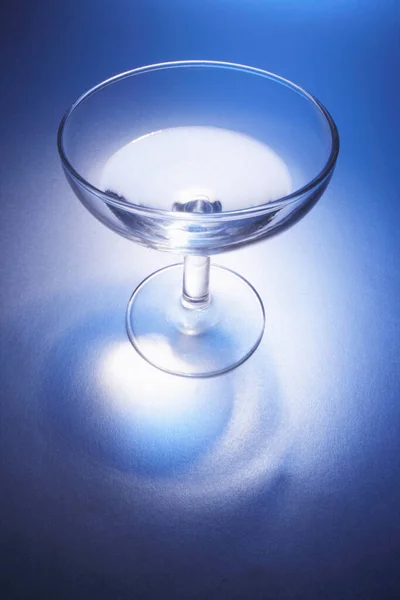 Glas Wijn Blauwe Achtergrond — Stockfoto