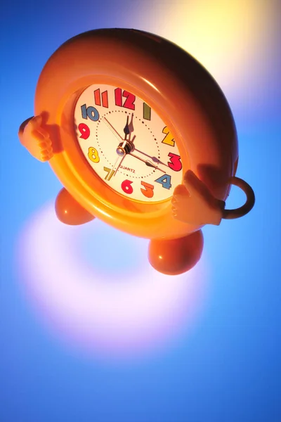 Игрушечные Часы Голубом Фоне — стоковое фото