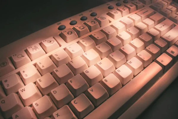 Клавиатура Компьютера Теплом Тоне — стоковое фото