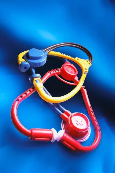 青い背景のおもちゃの聴診器 ストック写真