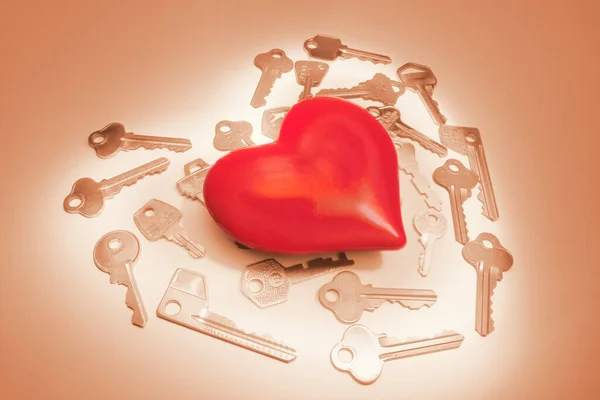 Κλειδιά Γύρω Από Την Καρδιά Αγάπης Φωτογραφία Αρχείου