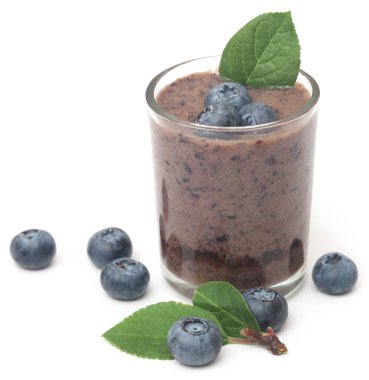 Beyaz arka planda taze yaban mersini ve meyve suyu.