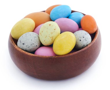 Beyaz arka planda paskalya yumurtası