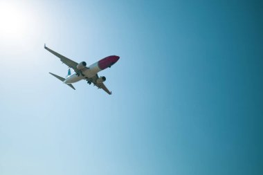 Havaalanına yaklaşan büyük ticari bir uçağın iniş hazırlığı.