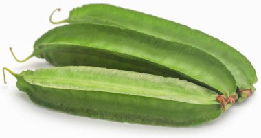 Kanatlı fasulye beyaz arka planda toplandı.