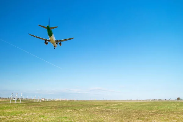 Aterragem Uma Aeronave Comercial Enquanto Aproximava Aeroporto — Fotografia de Stock