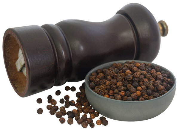 Деревянная перечная мельница с черным перцем крупным планом