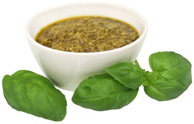 Taze fesleğen yaprakları ve bir kasede pesto.