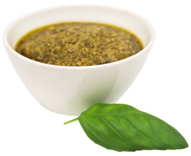 Taze fesleğen yaprakları ve bir kasede pesto.