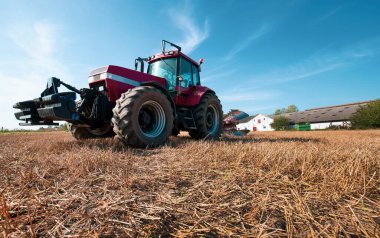 Danimarka tarım traktörü güneşli bir günde tarlada
