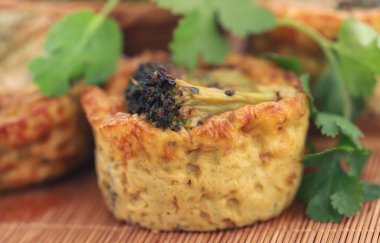 Sebzeli yumurtalı kek. Taze pişmiş.