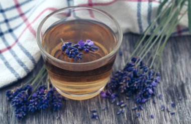 Doğal yüzeyde çiçekli lavanta çayı