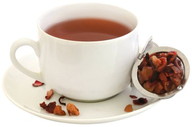 Roselle 'in bitki çayı, seramik bir fincanda gül kalçası ve elma.