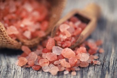 ahşap yüzey üzerinde pembe Himalaya tuz