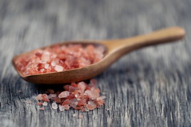 ahşap yüzey üzerinde pembe Himalaya tuz