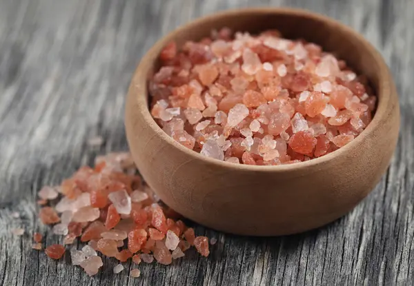 ahşap yüzey üzerinde pembe Himalaya tuz