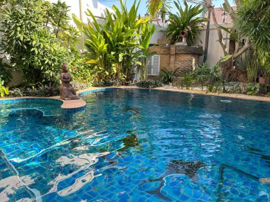 Eşsiz mimari ve iç tasarım ve bir havuz.