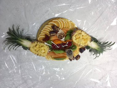 Ananas ve diğer meyveler şeklinde meyve tabağı.