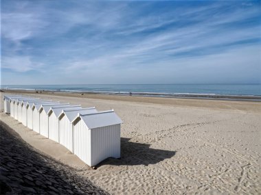 Kuzey Fransa 'da Hauts-de-France Somme Bölümü' nde bir komün olan Fort Mahon plajında beyaz plaj kulübeleri..