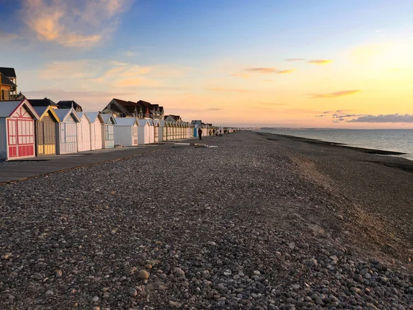 Strandhuisjes Kiezelstrand Avonds Bij Zonsondergang Bij Cayeux Sur Mer Een — Stockfoto