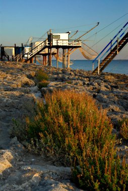 Fransa 'nın Saint Palais kentindeki Charente-Poitou bölgesinde balık avlama iskelesinde gün batımı