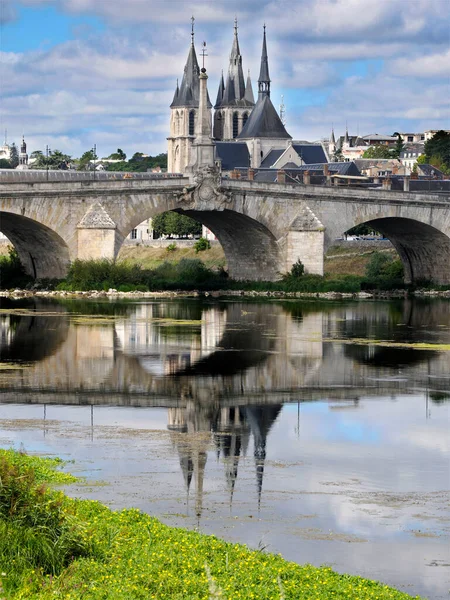 Loire Nehri üzerindeki Jacques-Gabriel Köprüsü ve Blois 'teki Saint Nicholas Kilisesi, Fransa' nın Merkez-Val de Loire kentindeki Loir-et-Cher şubesinin komünü ve başkenti, Orlans ve Tours arasında yer alan Loire Nehri kıyısında yer alır. 