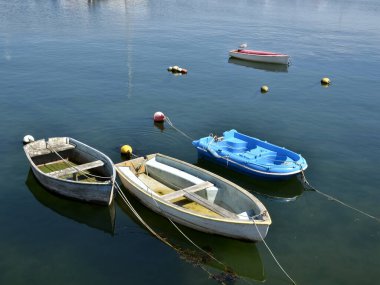 Yukarıdan görülen küçük tekneler, bir Fransız Brittany limanının rıhtımında demirlemiş.