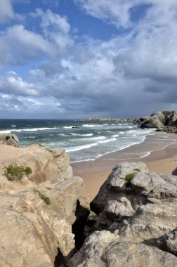 Plaj ve cliff Brittany kuzeybatı Fransa'da Morbihan bölümünde Quiberon Yarımadası'nın kayalık vahşi kıyısındaki