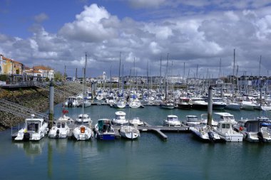 Les Sables d 'Olonne' dan Marina Olona, çok bulutlu bir gökyüzü, Fransa 'nın batısındaki Pays de la Loire bölgesinde Vende bölümünde komün yapıyor.