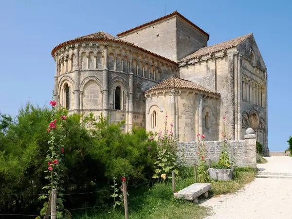 Fransa 'nın güneybatısındaki Yeni Aquitaine bölgesinde Charente-Maritime departmanında bir komün olan Talmont sur Gironde uçurumundaki Sainte Radegonde kilisesine yakın plan..