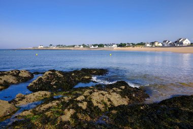 Fransa 'nın batısındaki Loire-Atlantik Bölümü' nde Batz sur Mer ile Le Croisic arasındaki kumsal ve kayalar..