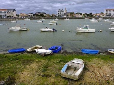 Saint-Gilles-Croix-de-Vie 'deki La Vie nehrinde tekneler kıyıda küçük teknelerle Fransa' nın batısındaki Pays de la Loire bölgesinde Vende bölümünde konuşlanıyorlar.