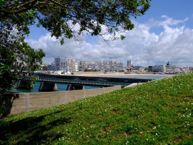 Footbridge ve Les Sables d 'Olonne kasabası, Fransa' nın batısındaki Pays de la Loire bölgesinde Vende bölümünde komün.