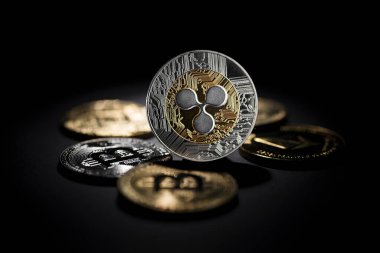 Bitcoin ve Altcoin kripto para yatırımı konsepti. Siyah arkaplanda dalgalanma sembolü olan kripto para birimleri