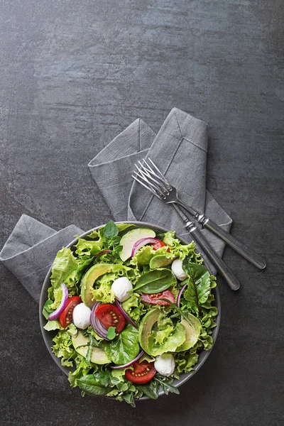 Здоровий Зелений Салат Авокадо Сиром Моцарелла Свіжими Овочами Темному Фоні — стокове фото