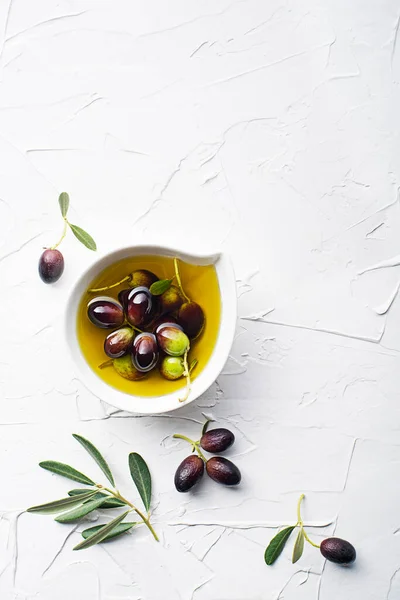 Azeite Taça Com Azeitonas Frescas Fruta Ramo Azeitona Sobre Fundo — Fotografia de Stock