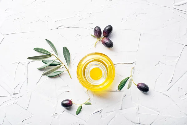 Olive Minyak Zaitun Dan Zaitun Cabang Pada Latar Belakang Putih — Stok Foto