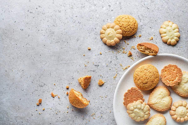 すべての形状とサイズのおいしい自家製の砂糖クッキー お祝いと料理のコンセプト ロイヤリティフリーのストック画像