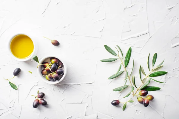 Minyak Zaitun Dalam Mangkuk Dengan Buah Zaitun Segar Dan Cabang — Stok Foto