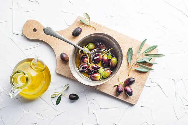 Olivenöl Schüssel Mit Frischen Olivenfrüchten Und Olivenzweig Auf Weißem Hintergrund — Stockfoto
