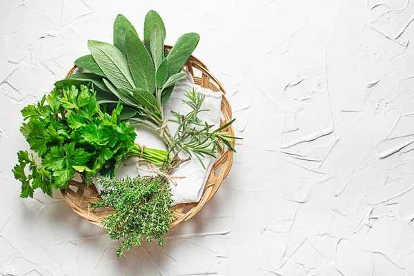 Bouquets Fresh Garden Cuinary Plants Rosemary Thyme Parsley Sage Dalam — Stok Foto