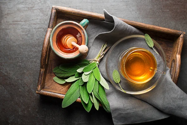 Sage Herbata Filiżance Miodem Serwowane Trey Zbliżenie — Zdjęcie stockowe