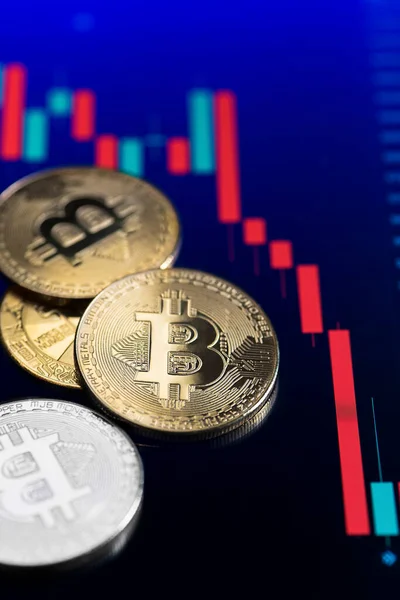 Münzen Mit Bitcoin Logo Fallen Bärenmarkt Rückzug Der Führenden Kryptowährung — Stockfoto
