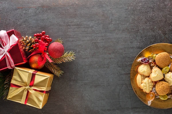 すべての形状とサイズのおいしい自家製クリスマスシュガークッキーとクリスマスの冬の背景 コピースペース付きのトップビュー ロイヤリティフリーのストック写真