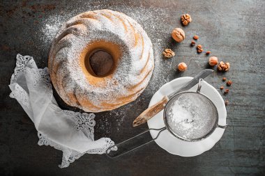 Potica, geleneksel Slovenya usulü cevizli kek rulosu. Cevizle doldurulmuş tatlı ekmek ve şekerle serpiştirilmiş