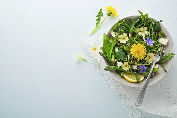 Vårsallad Med Maskros Sparris Vild Vitlök Blommor Nässlor Och Färskost — Stockfoto